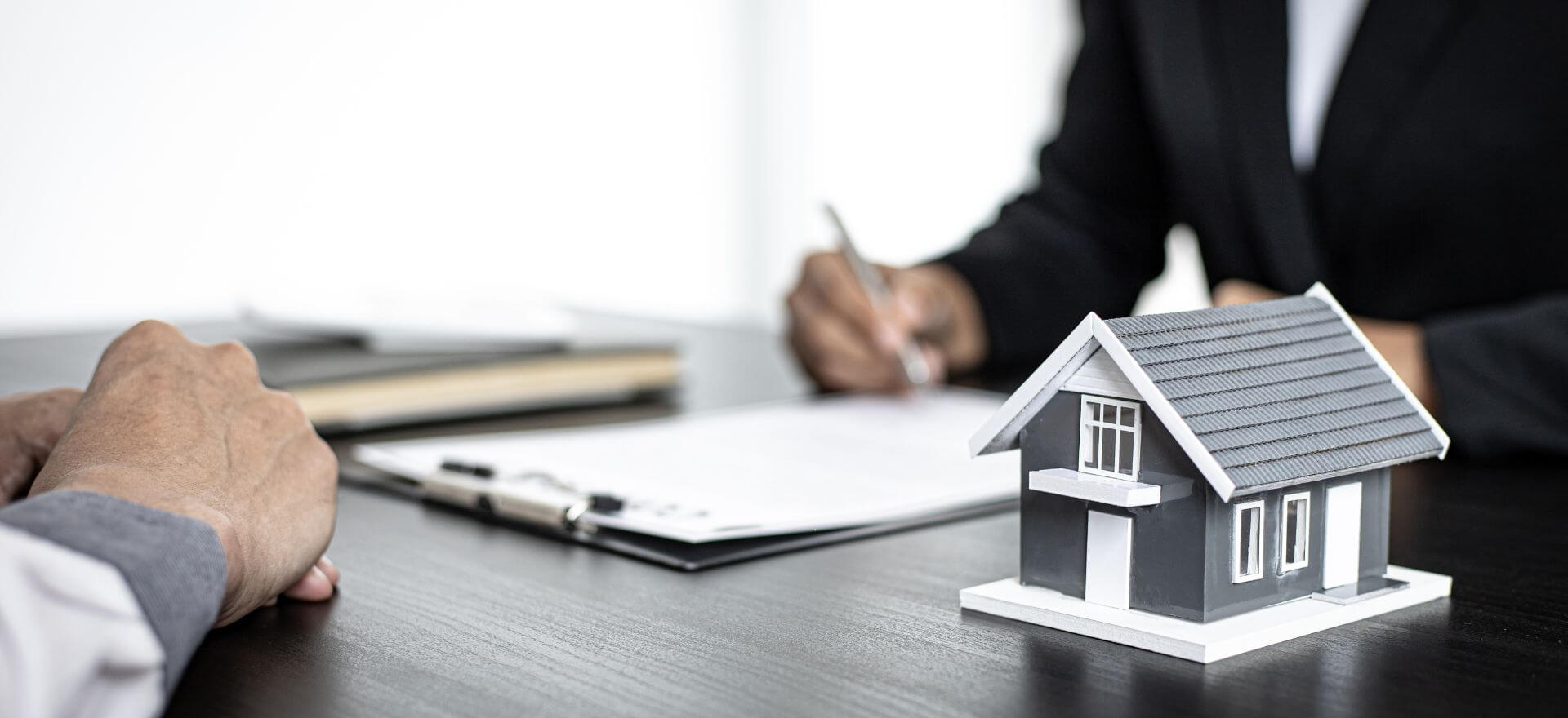 Erfahren Sie, wie Sie Baufinanzierer werden, welche Voraussetzungen Sie erfüllen müssen und welche Verdienstmöglichkeiten diese Karriere bietet.