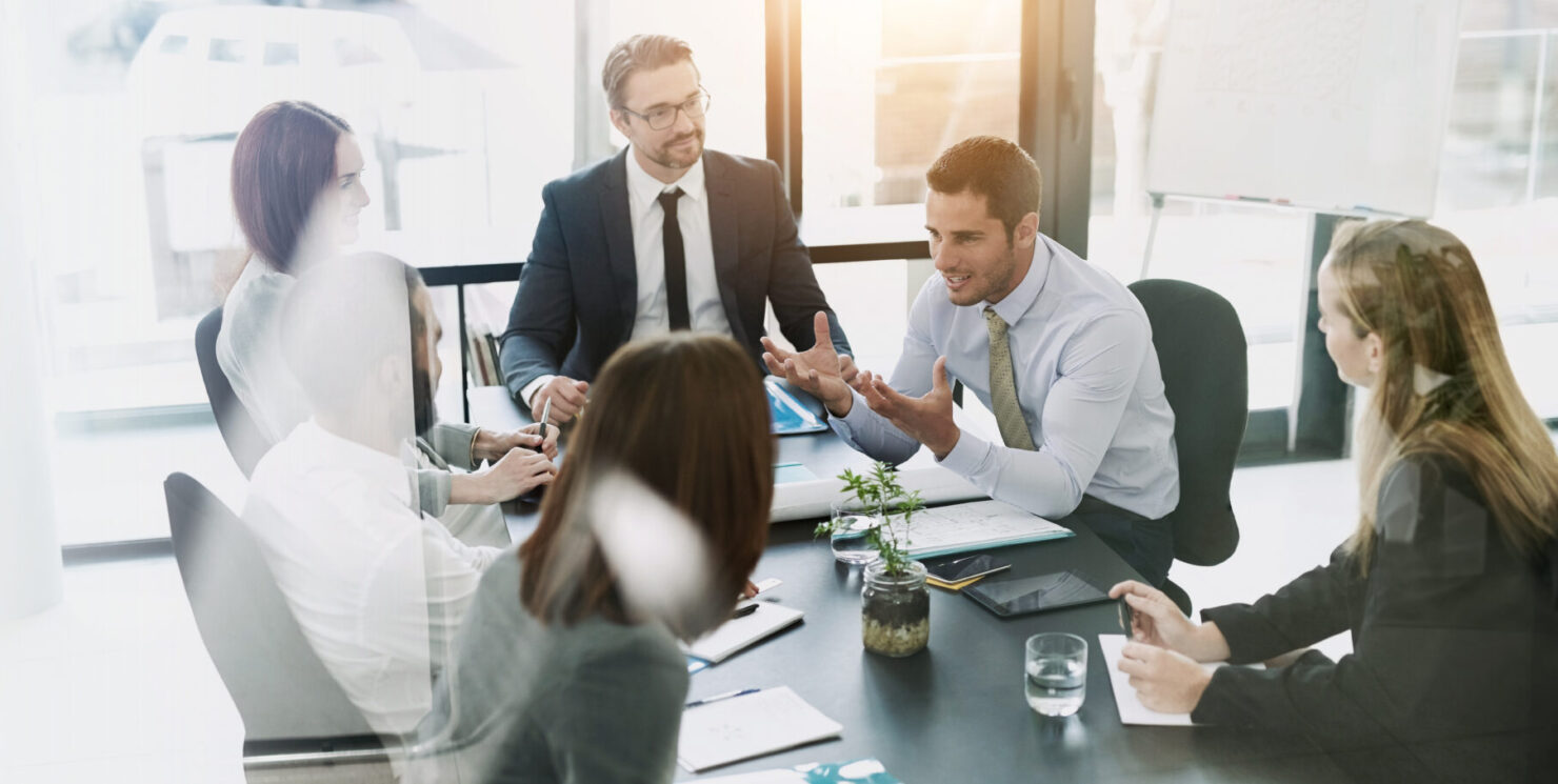 Erfolgsfaktor Kundenzufriedenheit: Wie Versicherer und Vermittlerinnen und Vermittler bei Firmenkundinnen und Firmenkunden punkten