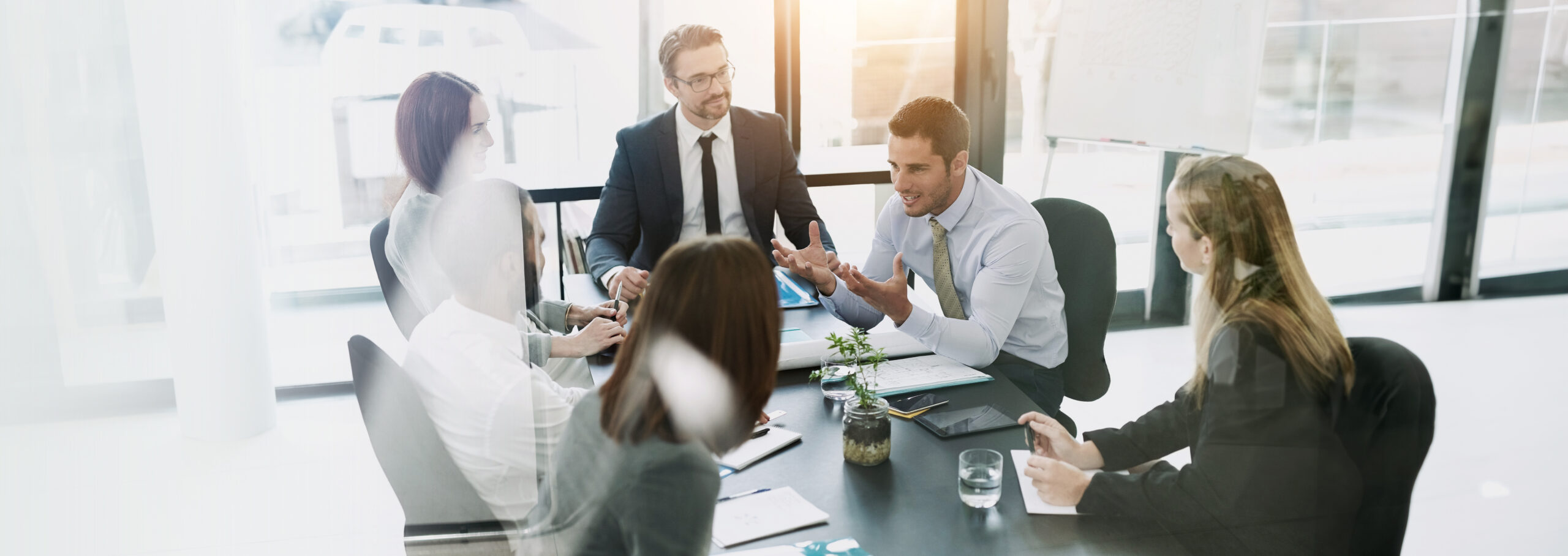 Die Versicherungsbranche steht vor der Herausforderung, nicht nur Produkte zu verkaufen, sondern langfristige, vertrauensvolle Kundenbeziehungen aufzubauen. Gerade im Bereich der Firmenkundinnen und Firmenkunden spielt die Kundenzufriedenheit eine entscheidende Rolle. Unternehmen erwarten von Versicherern sowie Vermittlerinnen und Vermittlern eine maßgeschneiderte Beratung, transparente Prozesse und nachhaltige Lösungen.